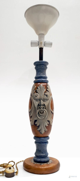 Grande lampada da tavolo in legno tornito finemente dipinta a mano a motivi di mascheroni e finto marmo, altezza cm 100