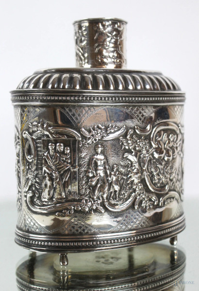 Scatola da thè in argento, corpo sbalzato ed inciso con personaggi, cm h 13x10,5x7, Inghilterra, gr 220