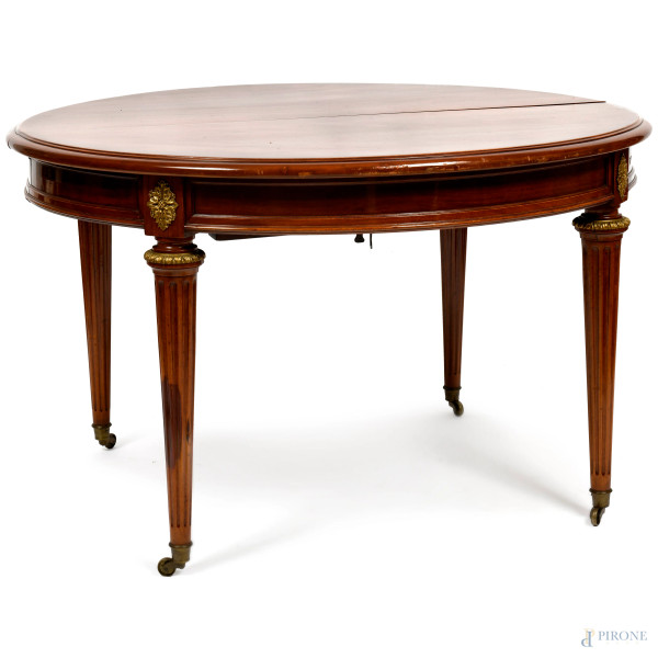 Tavolo tondo in noce allungabile con due prolunghe di larghezza cm 51 cadauna, Francia, XX secolo, cm 64x106x106(difetti)