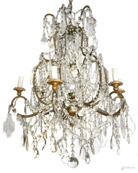 Lampadario  a sei luci con bracci in bronzo, struttura e bobeches in legno, con pendenti in cristallo, fine XIX secolo, cm h 70x65, (difetti).