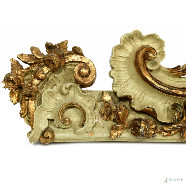 Fregio in legno laccato e dorato con volute vegetali e fiori, XIX-XX secolo, cm 60,5x187x15, (seg...
