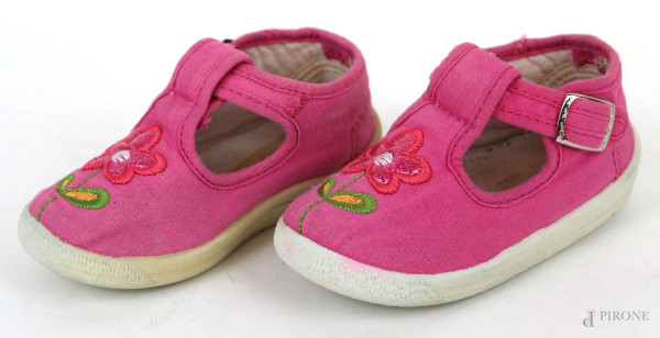 Sandali da bambina in tessuto rosa con ricamo di fiori, cinturino con fibbia laterale, numero 23, (segni di utilizzo).