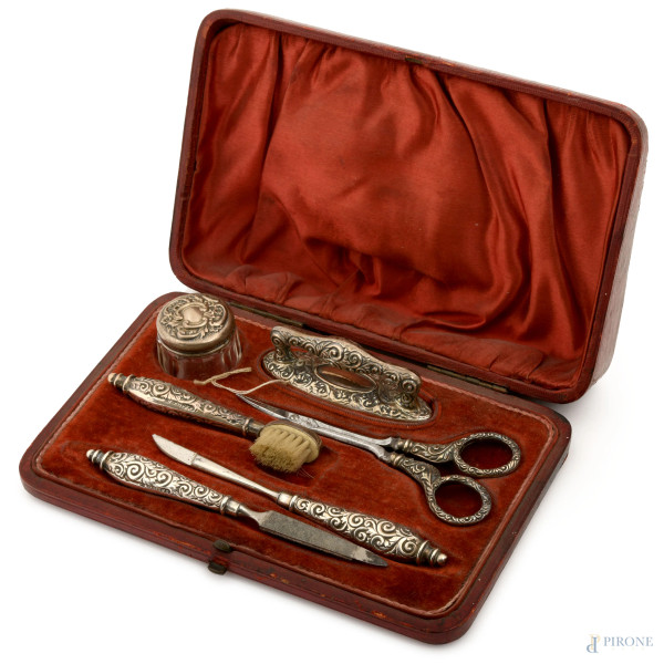 Set da toletta in argento con decori a sbalzo, Birmingham, fine XIX secolo