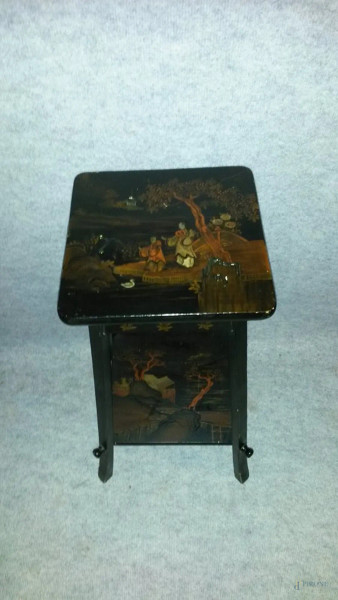 Tavolinetto a due piani in legno laccato a decori policromi di paesaggi con figure, Cina XIX sec, h. 62 cm.