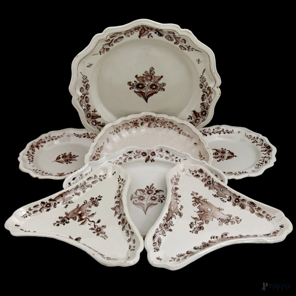Lotto composto da due piatti, due aperitiviere, un piatto da un vassoio ovale, uno circolare e un grande piatto da portata in ceramica a fondo bianco decorata nei toni del marrone, XX secolo, misure massime diametro cm 35 (usura del tempo, sbeccature, cad