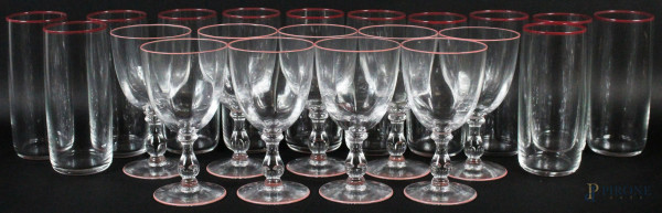 Dodici bicchieri e nove calici in vetro di Murano, profili in rosa e bordeaux, tot. 21 pz, altezza max 15 cm