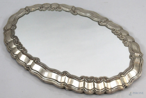 Vassoio di linea ovale centinata in legno e metallo argentato con piano a specchio, cm 64x41.