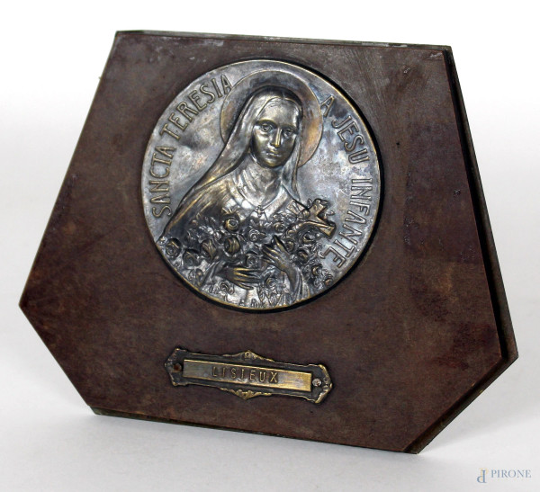Santa Teresa di Lisieux, placca in metallo, diametro cm. 7, entro cornice.