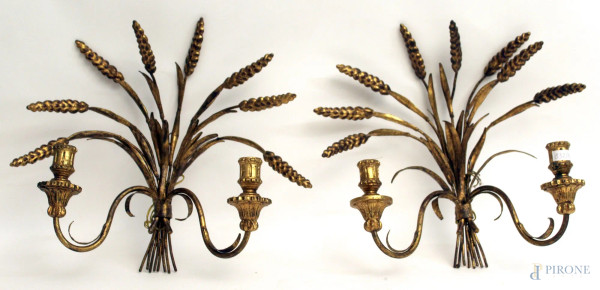 Coppia appliques a due luci in ferro battuto e dorato, h. 36 cm.
