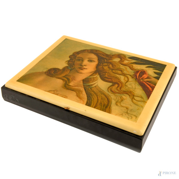 Scatola Dal Negro in legno e resina con coperchio con stampa della Primavera di Botticelli, contenente gioco della roulette, carte da gioco, fisches e dadi, misure scatola cm 7x45,5x36