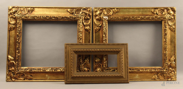 Lotto di una coppia di cornici in legno dorato, misura luce 30x35,5 cm, ed una cornice in legno, misura luce 12x26 cm.