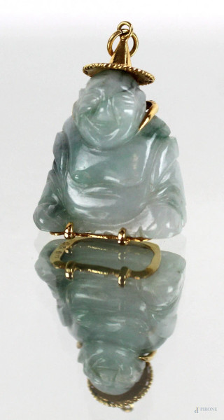 Ciondolo in giada a forma di Buddha, montatura in oro 18 kt, sul retro ideogramma, altezza cm. 3,5