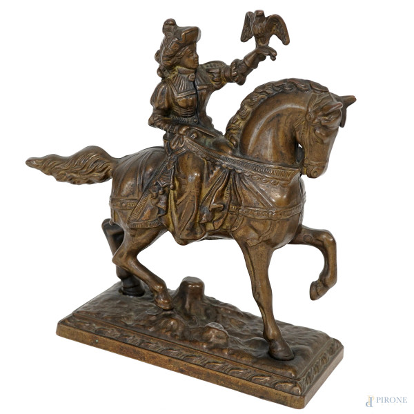 Falconiere a cavallo, XX secolo, bronzo su base lignea, altezza cm 21,5, (difetti)