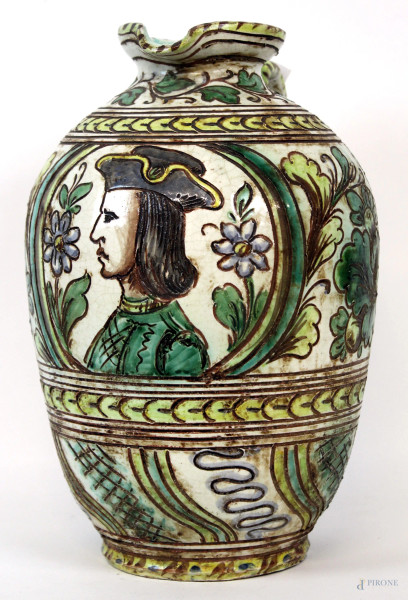 Versatoio in ceramica smaltata in policromia, decoro raffigurante profilo di nobiluomo, foglie e motivi astratti, cm h 31, marcato alla base,  (difetti)