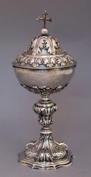 Pisside in argento sbalzato e cesellato a motivi di foglie d&#39;acanto, interno a vermaille, altezza 27,5 cm, gr. 410.