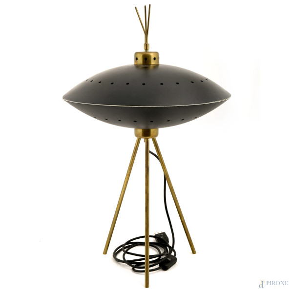 Lampada da tavolo in stile Space Age con diffusore in metallo verniciato nero. Foro centrale e forature laterali per la dispersione del calore. Dettagli in ottone. Cm 65x40x40