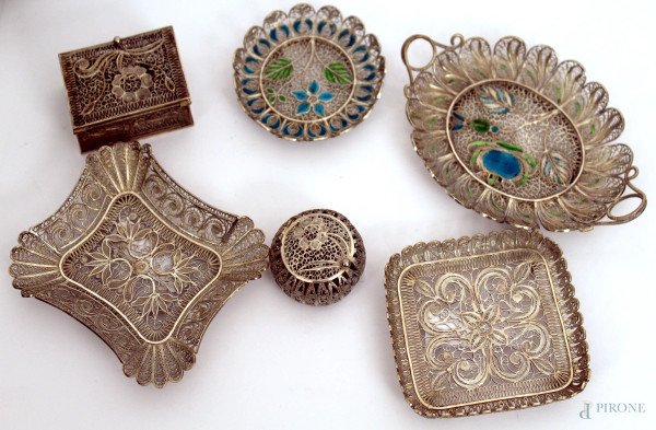 Lotto composto da quattro centrini e due scatoline in argento filigranato, arte orientale.