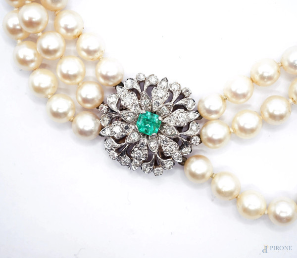 collana a tre fili di perle di perle, chiusura in oro bianco 18 kt con brillantini e smeraldo cen...