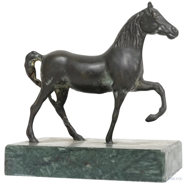 Scultura in bronzo raffigurante un cavallo, base in marmo, inizio del XX secolo, cm 16,5x15,5x10,5