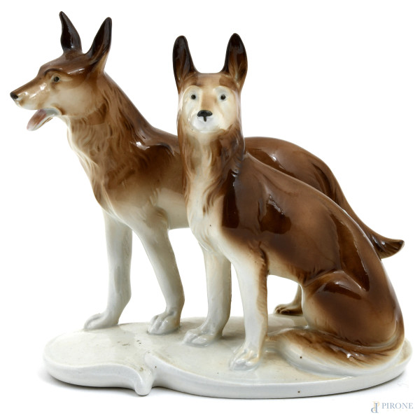 Lotto di due sculture in porcellana raffiguranti cane barbone ed alano, altezza massima cm 16