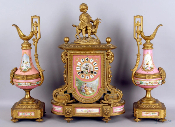 Trittico orologio e due alzate in metallo dorato e porcellana dipinta, altezza 45 cm, Francia primi &#39;900, (difetti).