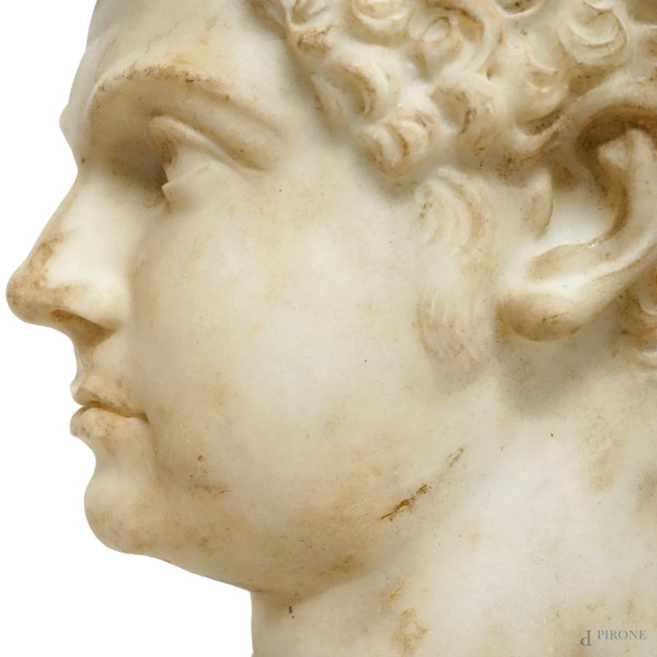 Testa di imperatore in marmo su base in marmi diversi, XIX-XX secolo, alt. cm 50. (Difetti)