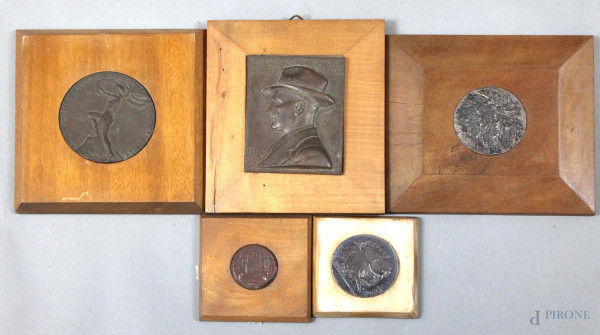 Lotto di cinque placche in bronzo di cui due a firma Romagnoli, altezza max 18,5