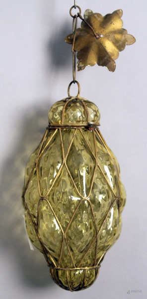 Lampada in vetro giallo con finiture in metallo, altezza 34 cm, primi &#39;900.