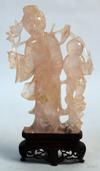 Fior di loto con bambino, scultura in quarzo rosa con base in tek, H 15,5 cm (difetti).