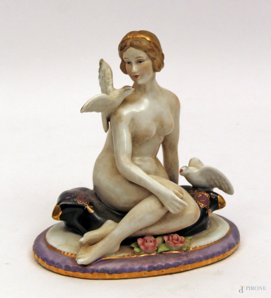 Nudo di donna con colombe, scultura in porcellana policroma, h. cm 14.