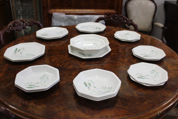 Servizio di piatti di linea ottagonale in maiolica marcata Tiffany composto da: sei piatti fondi, sei piatti piani, sei piatti piccoli, un vassoio e una ciotola.
