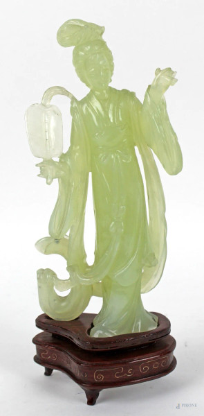 Figura femminile in giadeite celadon, altezza cm. 18, base in legno, arte orientale, XX secolo, (difetti).