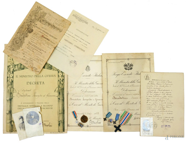 Lotto composto da vari documenti, fotografie d'epoca e medaglie al merito di natura militare, XIX e XX secolo, (difetti sulla carta).