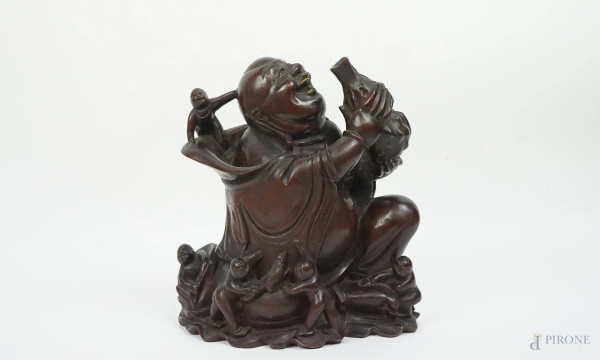 Bevitore, scultura in teak, cm 26x23x11, arte orientale, XX secolo.