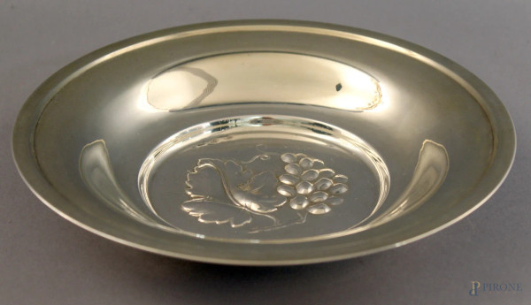 Piattino in argento sbalzato, diametro 22 cm, gr. 160.
