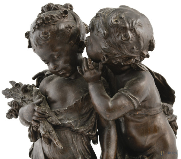 Coppia di fanciulli, scultura in bronzo su base in legno , XX secolo, altezza cm 52, firmato alla...