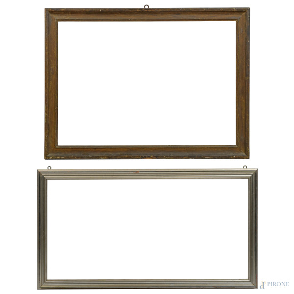 Lotto di due cornici in legno dorato e intagliato, XX secolo, 1) ingombro cm 71x131, luce cm 59x118,5; 2) ingombro cm 88x120,5, luce cm 72x104, (scalfiture, difetti, segni di usura)