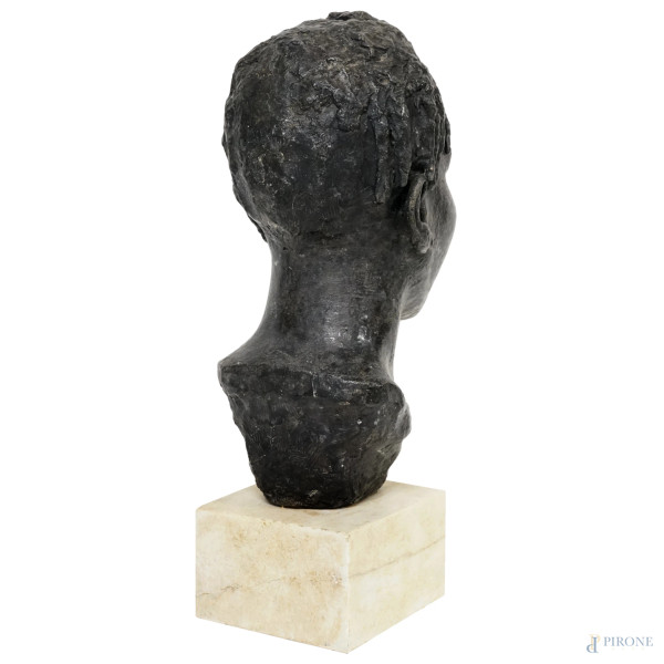 Testa femminile, scultura in cementite, cm h 40,5, base in marmo, (restauro sull'orecchio)