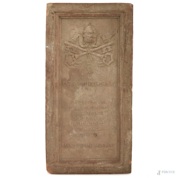 Mattone commemorativo in terracotta realizzato per il Giubileo del 1975, cm 28x14,5x4, (segni di usura, sbeccature, rotture, difetti)
