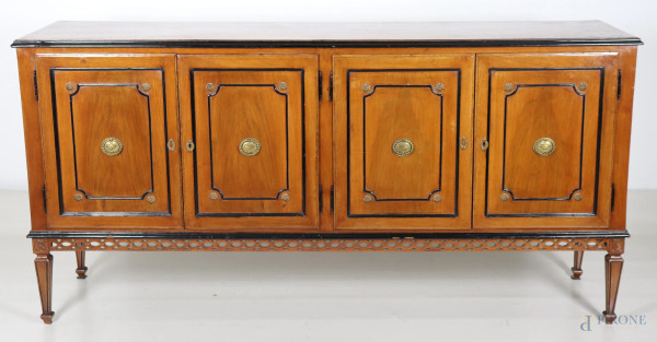Servante stile Carlo X a quattro sportelli in legno impiallacciato e laccato con inserti in bronzo, XIX-XX secolo, cm  93x188x47,5, (segni di usura, graffi, scalfiture, difetti)