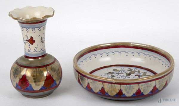 Lotto di un centrotavola ed un vasetto in ceramica a lustro, Remigi Gualdo Tadino, altezza max cm. 15
