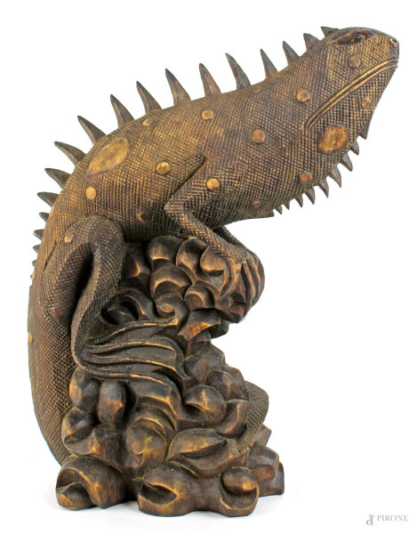 Iguana, scultura in legno, altezza cm. 43, XX secolo.
