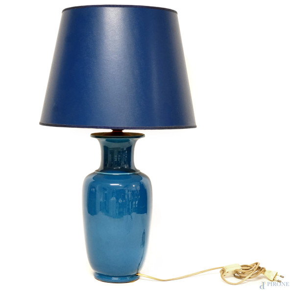 Lampada in porcellana azzurra con paralume in tessuto blu, XX secolo, altezza cm 66, (difetti)