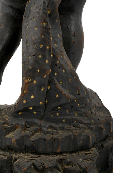 Piedistallo a foggia di putto in legno ebanizzato scolpito, XX secolo, cm 73