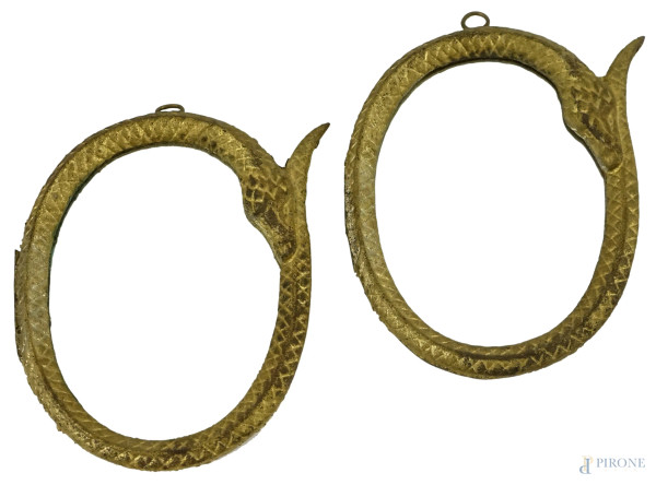 Coppia di specchiere ovali con cornici in bronzo a forma di uroboro, cm 20,5x14, XX secolo, (difetti).