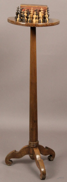 Tavolino di linea tonda in noce con piano a scacchiera, completo di scacchi, XIX sec., H 92 cm, diametro 31 cm.