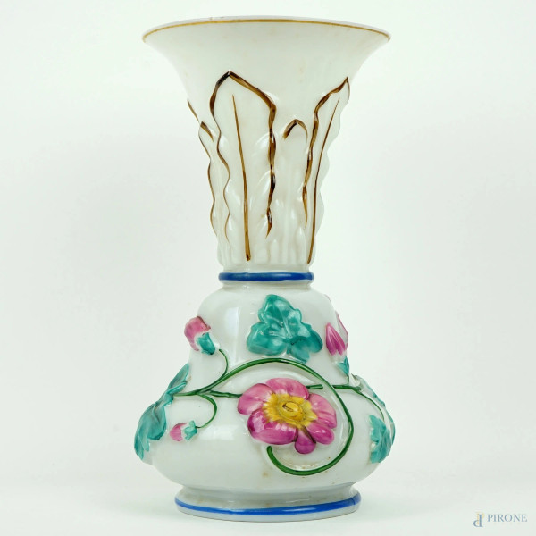 Vaso in vetro policromo con decorazioni floreali dipinte in policromia, cm h 31, XX secolo.