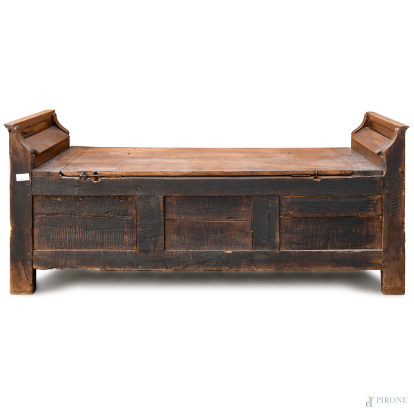 Cassapanca in legno con fronte scandito da quadrature e braccioli sagomati. XIX secolo, cm 81,5x1...