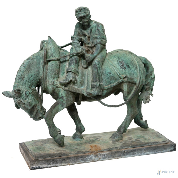 Scultura in bronzo rappresentante un uomo a cavallo, base in pietra, firmato Zinelli, altezza cm 33