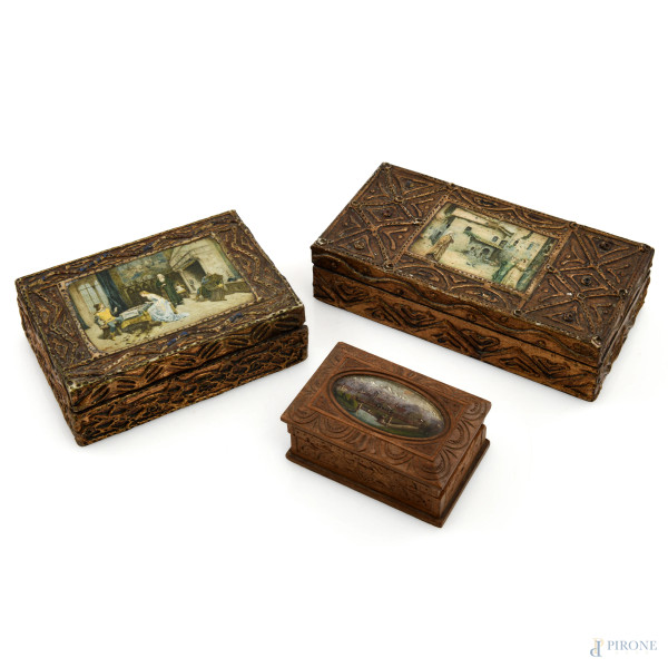 Lotto di tre scatoline in legno intagliato, XX secolo, misure massime cm 4x17x9, (segni di usura, scalfiture, difetti, rotture)